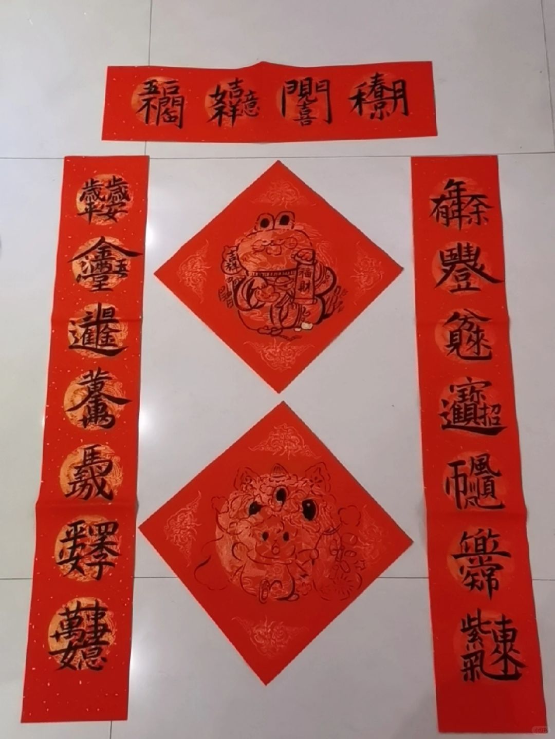 组成字春联
上联：岁岁平安，金玉满堂，日进斗金，黄金万两，马到成功，平安四季，万