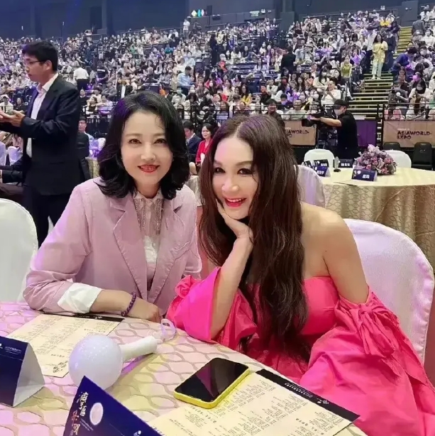 温碧霞比周海媚有远见很多呢。温碧霞自己出身不好，就算在娱乐圈有一定的人气，人家结