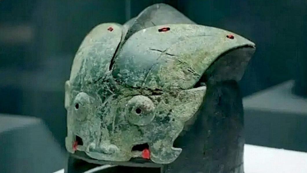 薛国：商周时期山东的强悍军事方国，为何出土众多青铜头盔和兵器，女性墓葬里也随葬兵器，说明了什么？