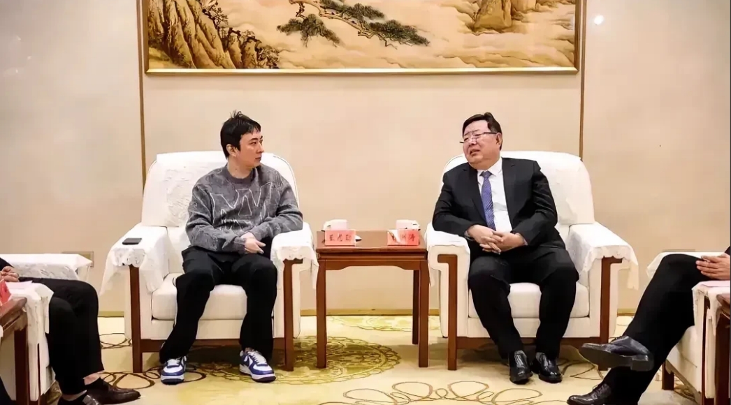 王思聪：我可没有那么多的形式主义！

图一是王思聪和泰安市市委领导见面会谈的情形