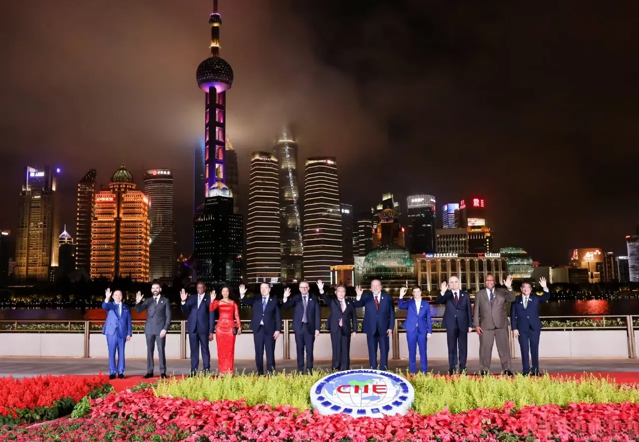 进博会开幕式大合影，几个不容易被注意到的细节。
第六届进博会开幕式在我国举行，具