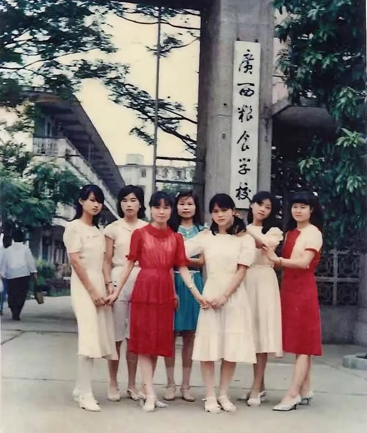 这7名女生，都是八十年代中期的中专生，工作后的境况却是天壤之别。
那个年代，考上