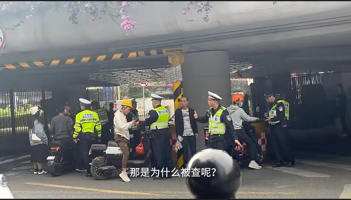 “请把枪口抬高一英寸！”云南昆明，一女子因急事骑电动车闯红灯，被交警拦下罚款50