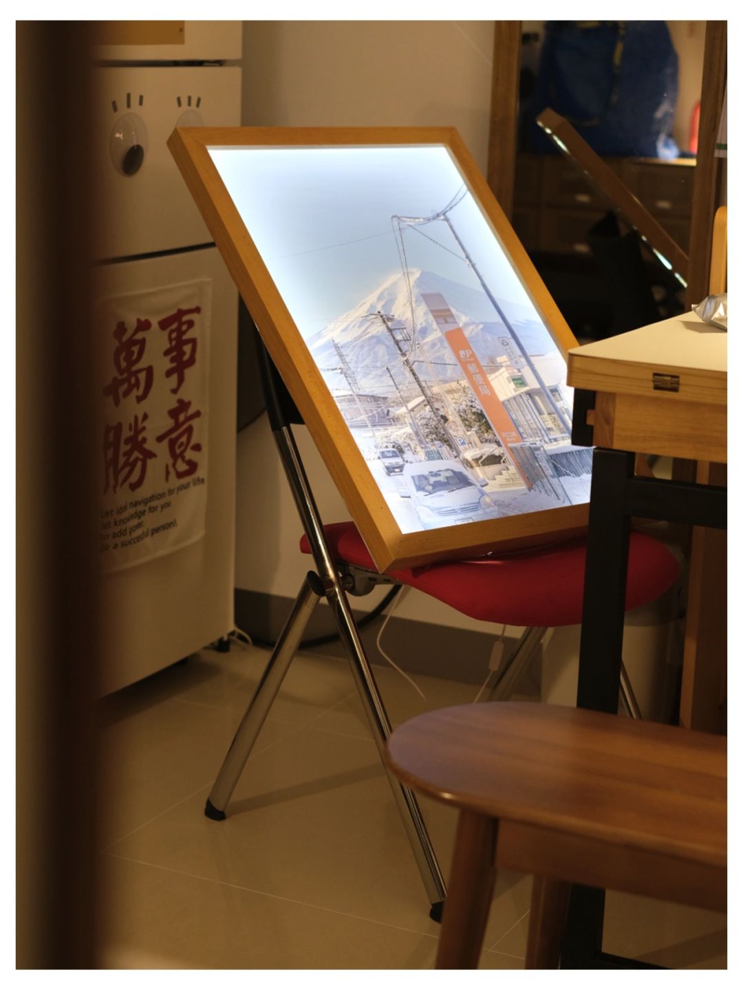有点像最近风很大的壁画音箱-带教程
🌟灵感来自最近很火的壁画歌词音箱，在一个角