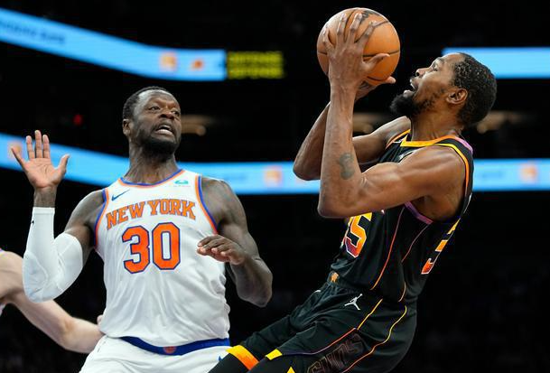 卡乔丹回来了！伦纳德谈自己三节轻松砍下36分7篮板：
“赢球才是重点，这是我所追