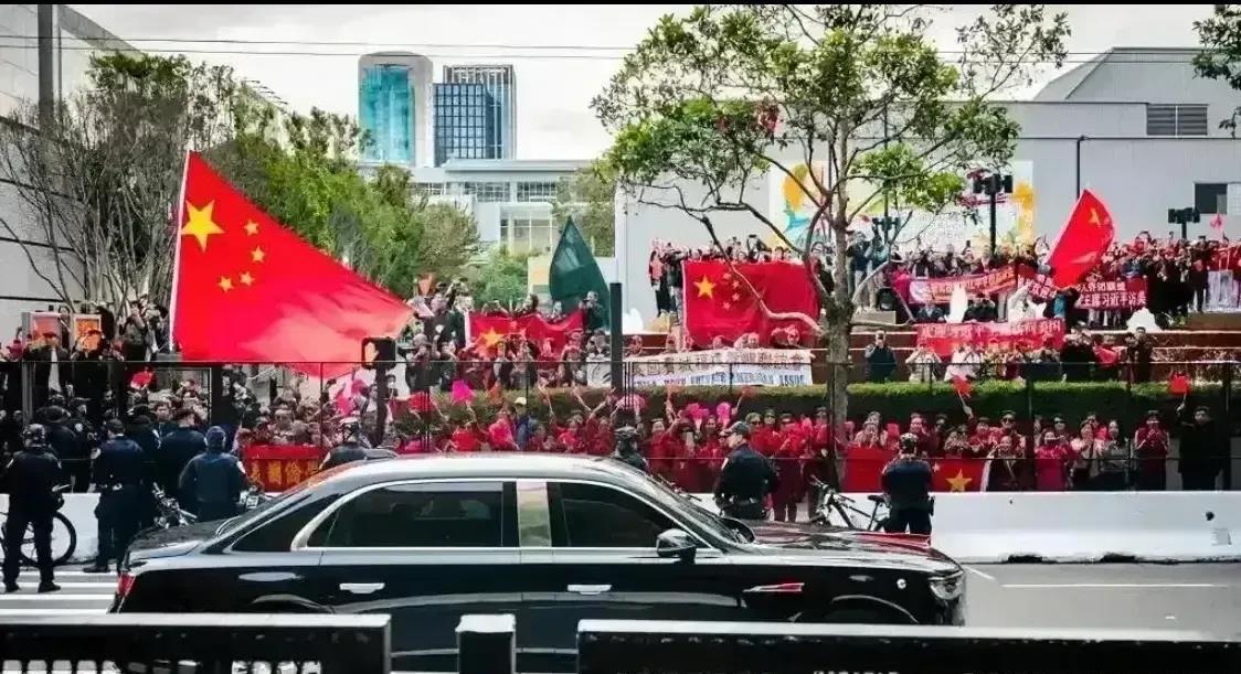 红旗轿车有今天的实力最应该感谢的是周总理，早在1956年一汽开始自主设计和生产小
