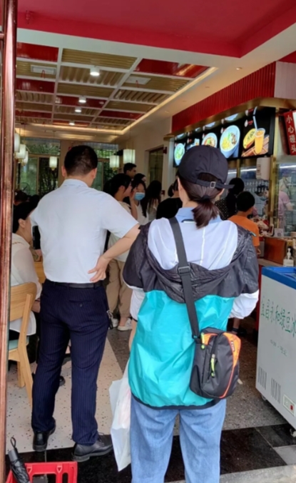 我一直以为，我经常去吃早餐的这家面馆，他们的面汤是大骨（牛骨或者猪骨等）熬出来的