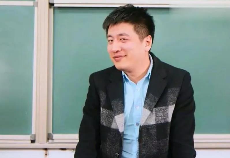 
记者问罗永浩："这些天持续揭俞敏洪老底，他找你没？" 老罗哈哈一笑："张雪峰找