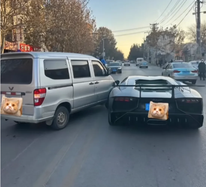 巅峰对决！大连一五菱“神车”街头撞上兰博基尼！
12月2日，辽宁大连一辆五菱面包