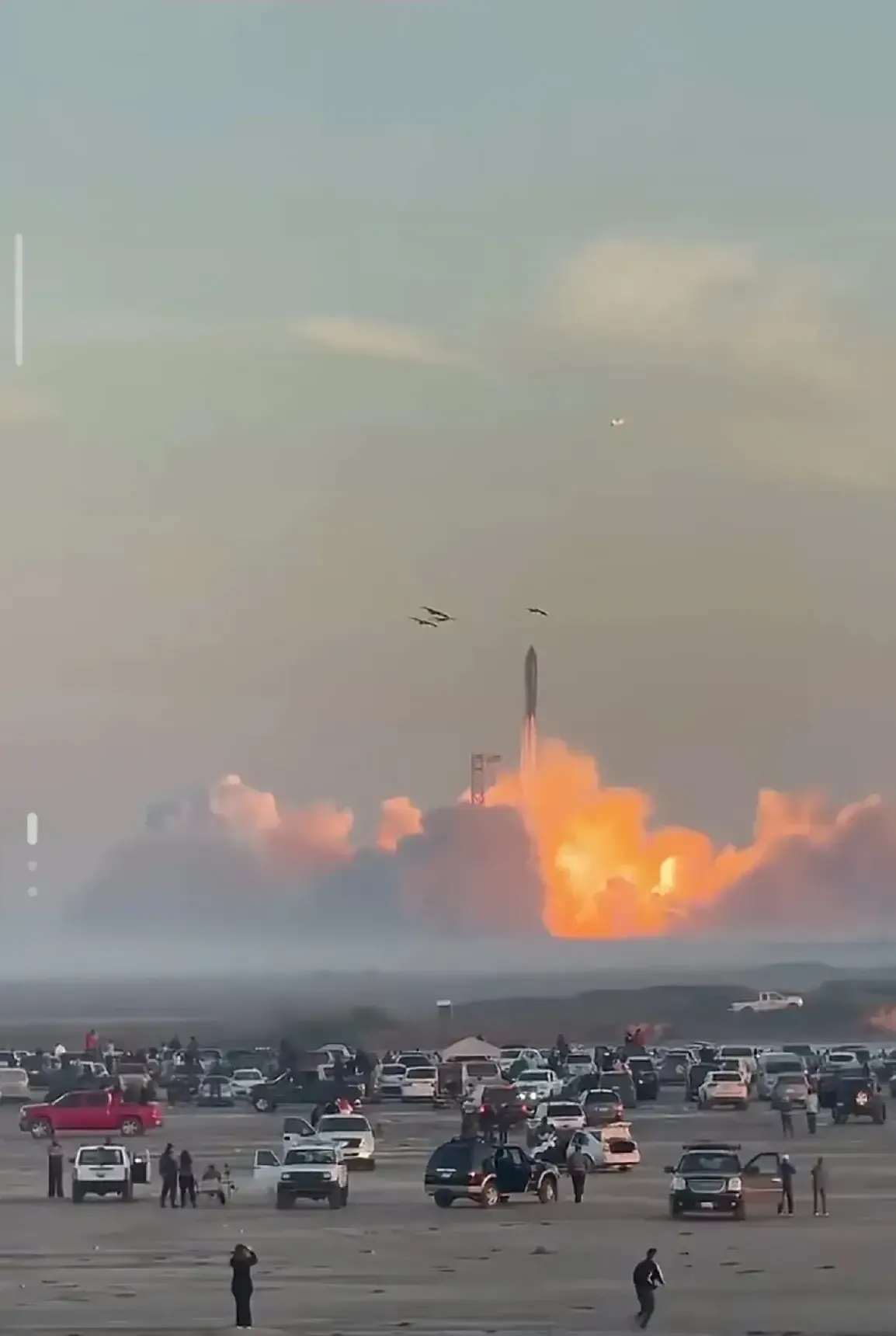 马斯克的火箭于昨晚发射升空  33台猛禽发动机全部点火 ，产生8877吨的推力 