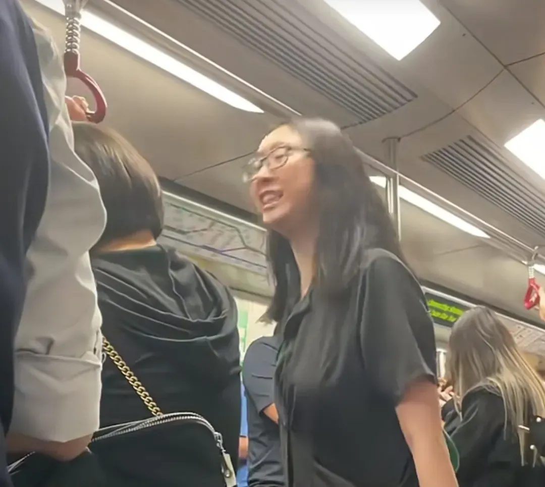 最近，一位年轻长发女子在香港地铁上，用粤语对一位来自内地的中年妇女大声斥责。她情