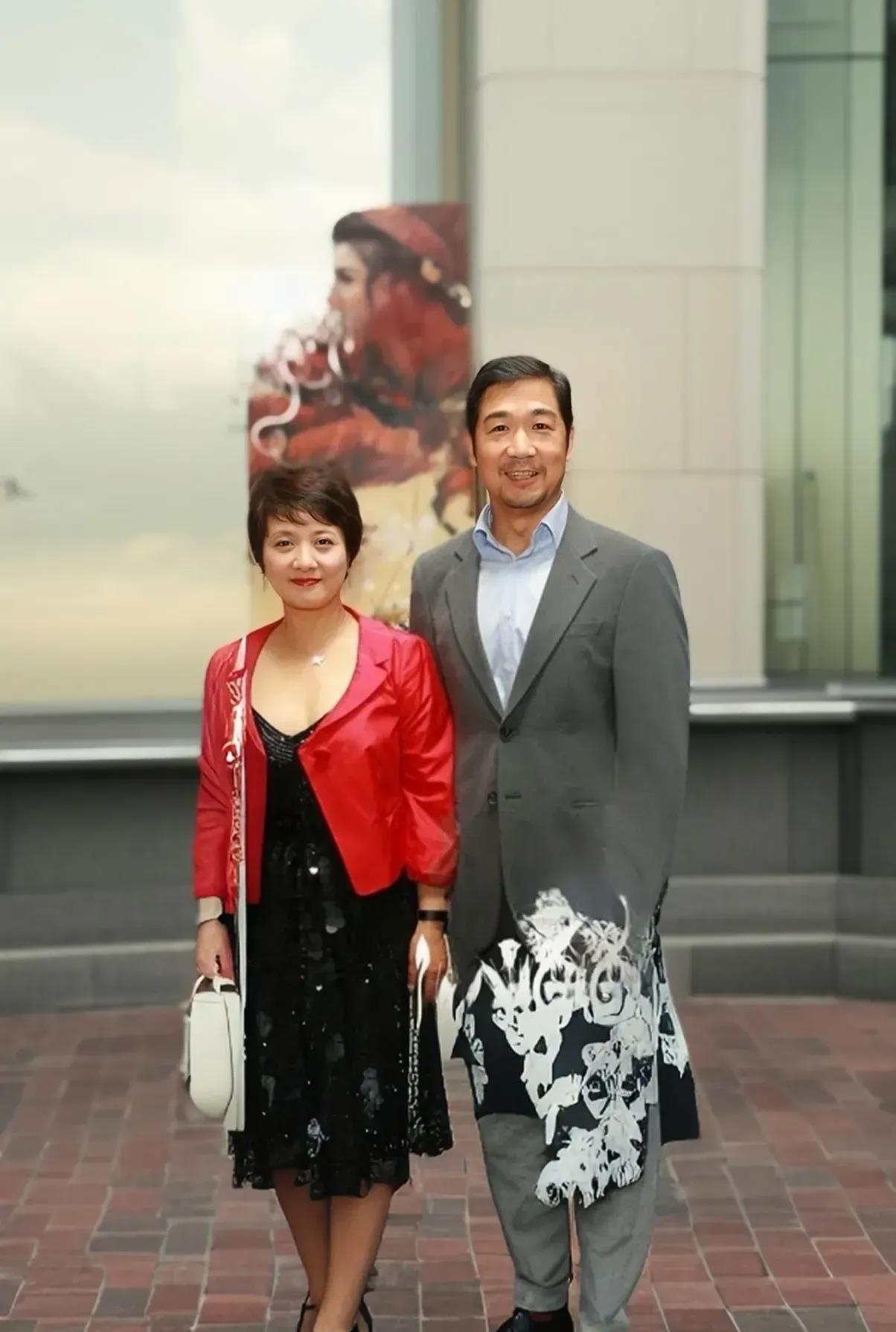 邓婕终身不育，才换来了和张国立几十年的夫妻恩爱，也算是人间值得了。

邓婕和张国