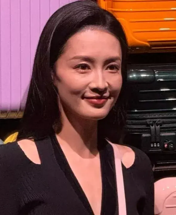 李沁上海出席活动，生图状态引热议，网友：感觉跟普通人差不多