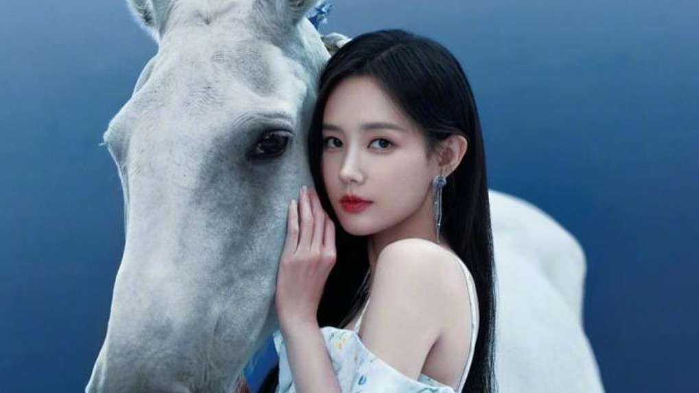 李一桐时尚写真，高贵又性感！