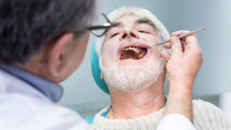 掉牙和寿命有关？60岁后，剩多少颗牙齿才正常？快看看你达标了没
