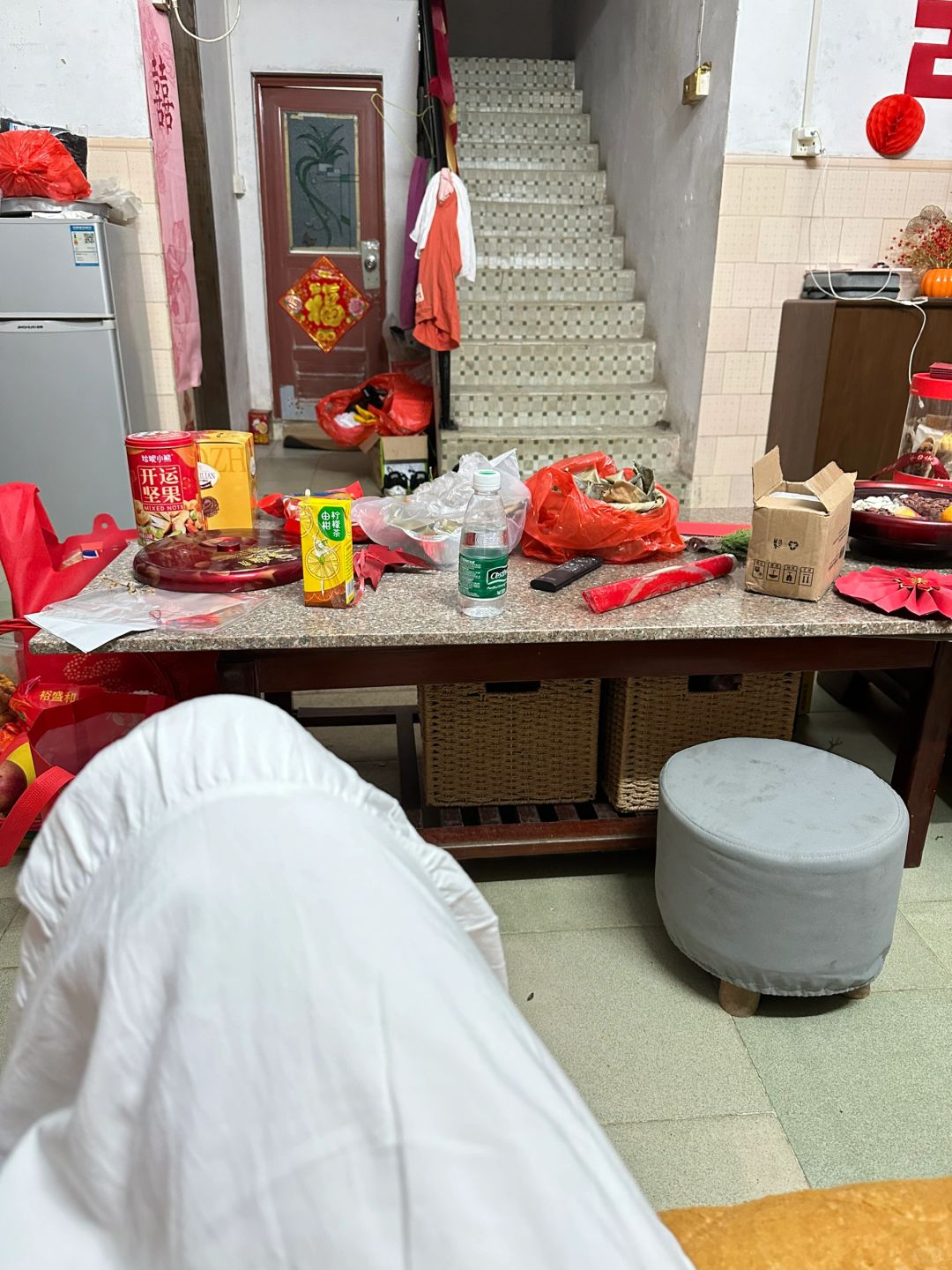 年好像过完了…
年初二回外婆家拜完了年 家里人吃完饭都回家了 外面的烟花爆竹声也