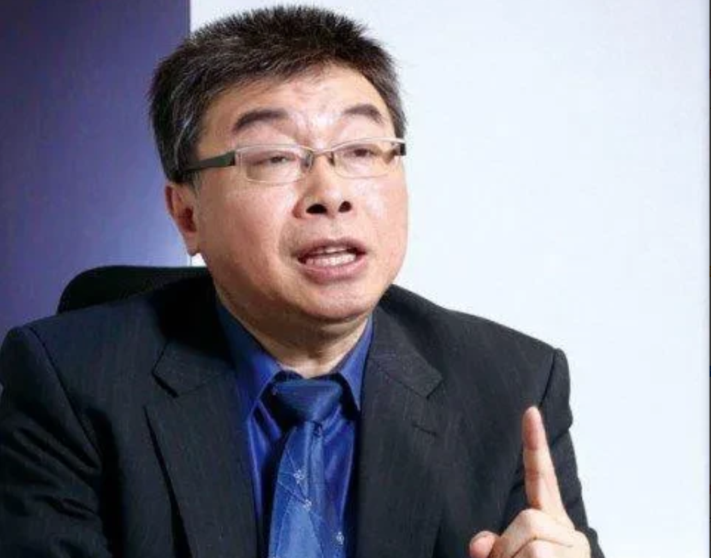 邱毅揭秘蓝白破局。
柯给侯私信说郭要退选，两个人一起给郭一个面子，让郭成为蓝白合