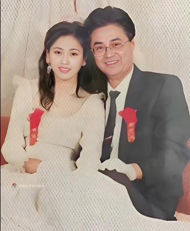 1992年，一个美貌绝伦的杭州女子与一位50岁的台商步入婚姻的殿堂。新郎在照片中