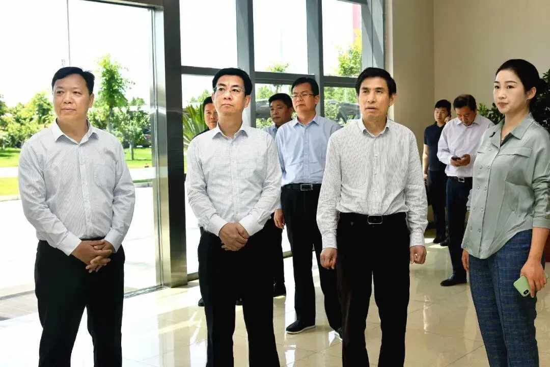 下列哪些一定低于巡视员：
1.县长。

2.处长。

3.市长。

4.局长。
