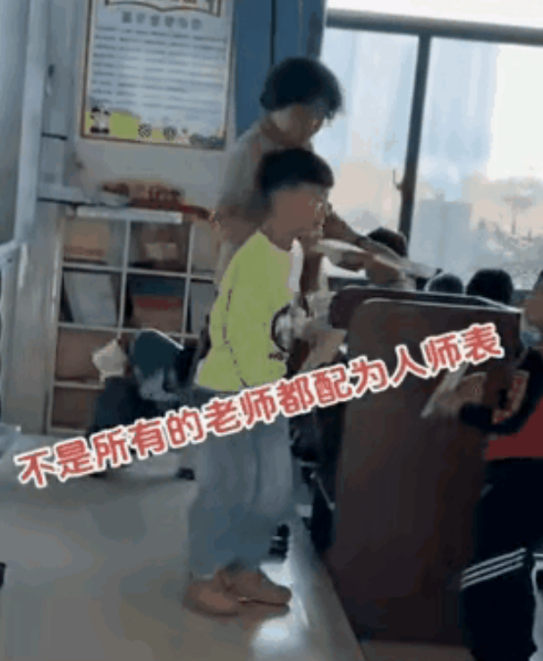 扔作业本的老师开除了？
年龄都这么大了，越活越糊涂。一老师把孩子的作业本扔在地上