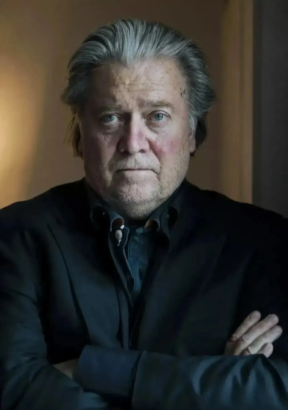 前白宫首席策略师史蒂夫·班农今天（北京时间12月27日）叫嚣道：“不关注中共并不