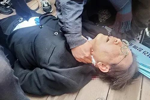 韩国最大在野党李在明真是命运多舛，前段时间为反对总统尹锡悦，绝食10多天差点丢掉