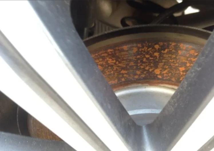 刚买的新车，昨天放到外面被雨淋了，今天想开出去兜兜风，一看刹车那地方竟然生锈了，