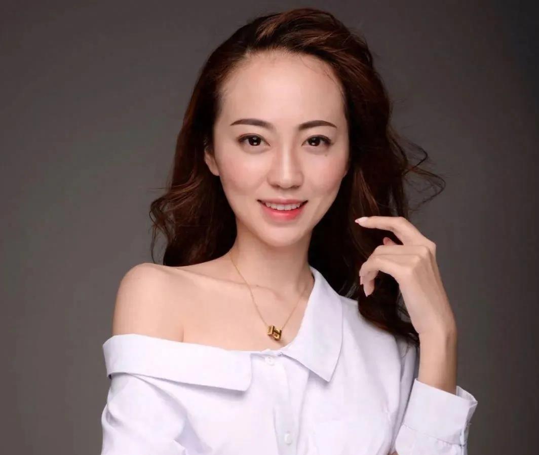 看了恒大歌舞团长白珊珊的自述以后，
我认为：

个人认为她自述的观点有点儿错了。