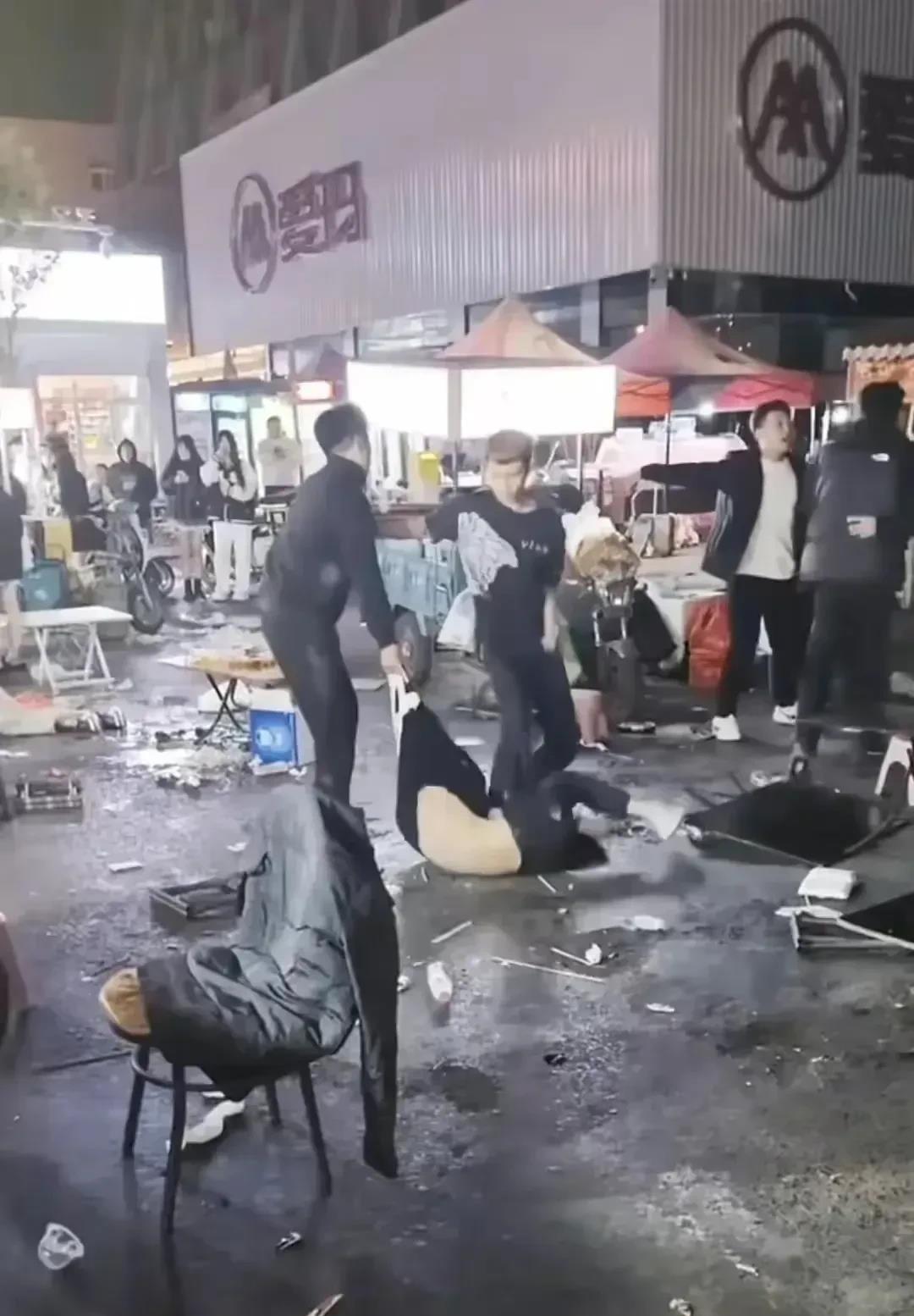 网传！10月21日晚，河北邯郸一夜市，两群年轻人发生群体斗殴事件，让人触目惊心！