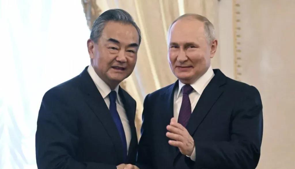 惊！国际刑事法院发出逮捕令后，俄罗斯总统普京终于勇敢地踏上了中国的土地，并宣布将