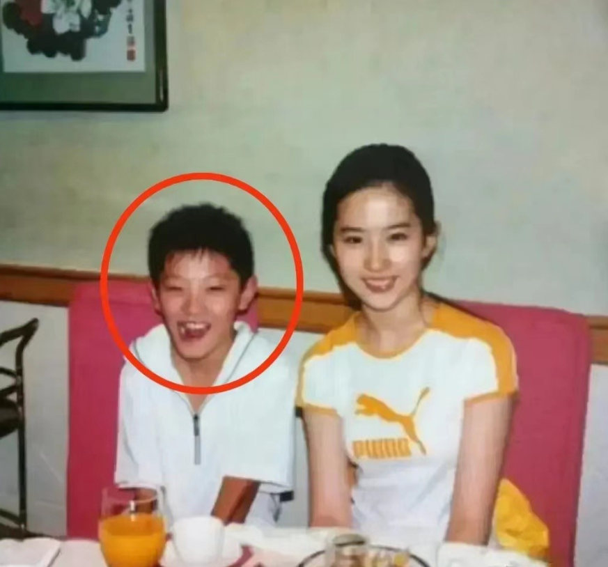 神仙姐姐刘亦菲万万没想到，当年随手拍的一张合影，身边这位英俊的小少年却在多年以后