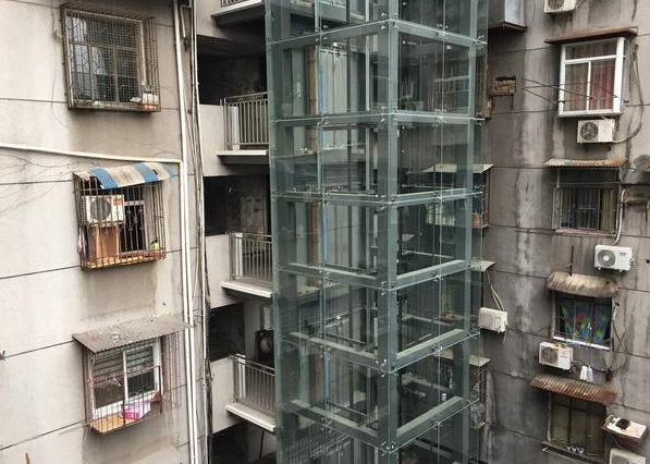 真后悔加装电梯！表哥的小区去年安装了电梯，他住在3楼，花了1.8万费用，但现在开