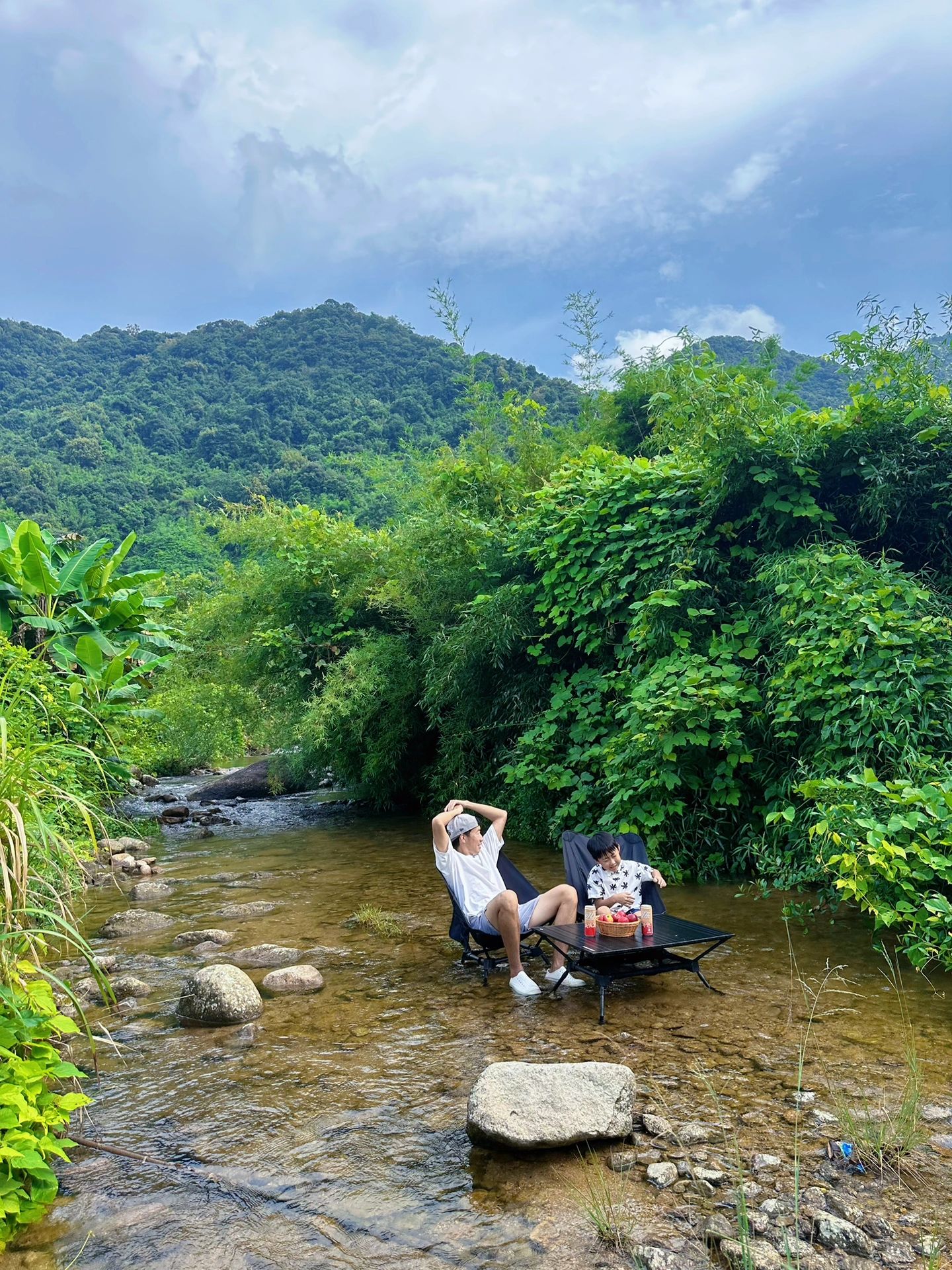 溪流好多鱼 车停溪旁 免费溯溪露营