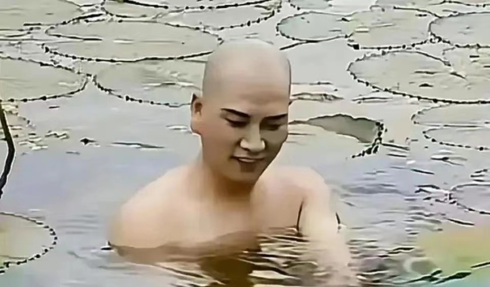 很多人都听说过拍摄《西游记》中唐僧沐浴的一幕，导演为了营造视觉效果，竟然在水中倒
