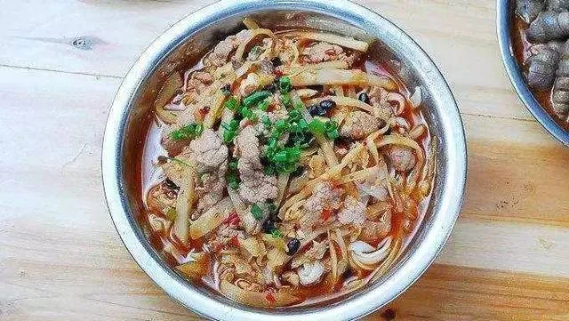 今天我被广西人的热情惊呆了！中午逛街的时候饿了，便随便找了一家有点冷清的老友粉店