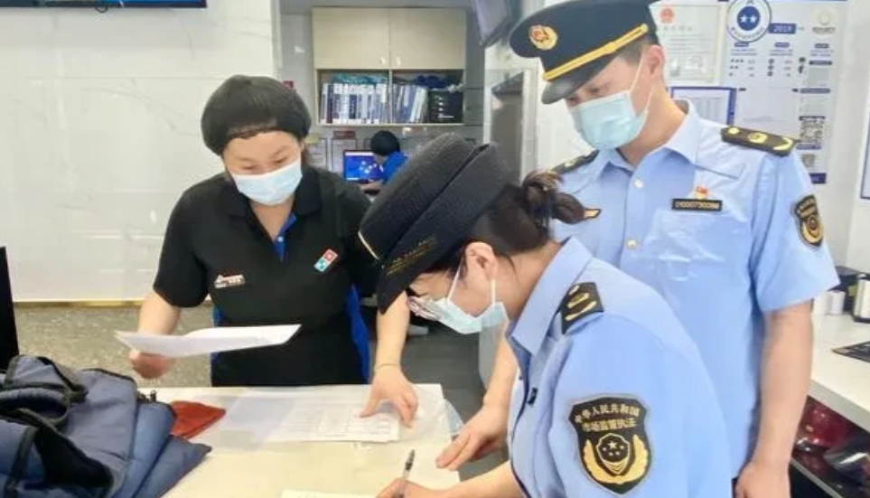 河南平顶山，一男子经营的眼镜店销售10元隐形眼镜护理液，被市场监管局罚款5万元，