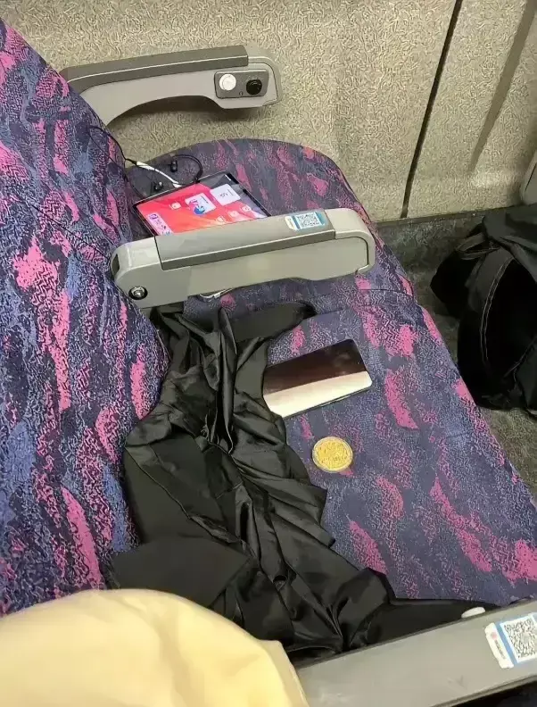 清澈的大学生，就这么上厕所去了