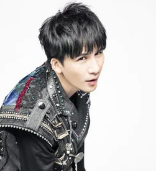 #大张伟演唱会擅改演出内容被罚#？是按节目单演的啊！？主办单位不一直都是那个公司
