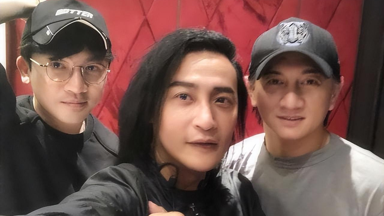 51岁陈志朋太掉价！为网红戴头纱撒玫瑰，被调侃像花童