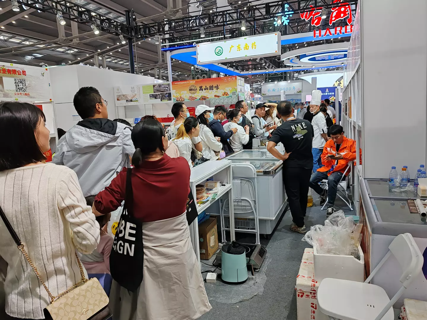 国人就这个尿性，为了一口免费的肉