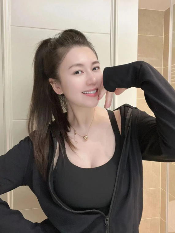 在婚前，我与丈夫接受了婚检的洗礼。其中，尿检环节令人难忘。他曾戏谑地提议：“何不