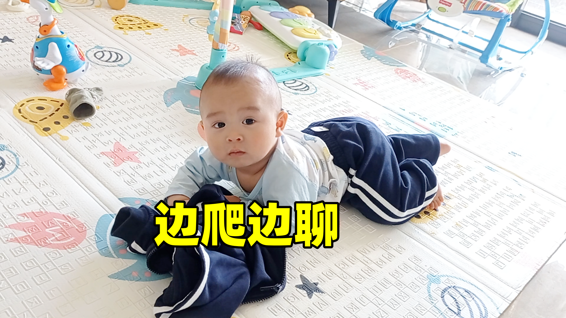 刚发布宝宝成长记vlog视频：7个月25天，学爬行的小宝宝爬行进步了，动力十足爬