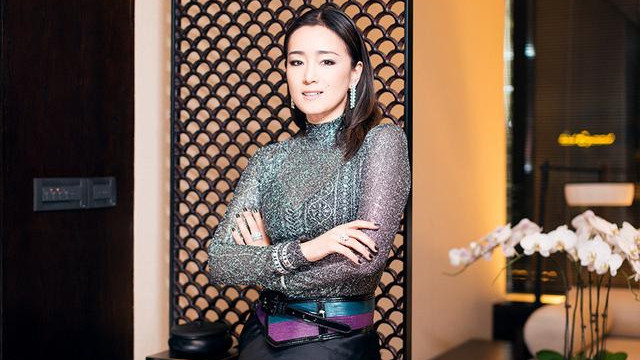 巩俐真是“尤物身材”，一袭拼接裙大气有范