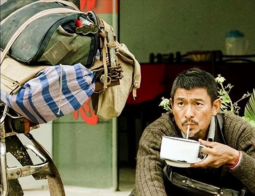 
一次在片场，刘德华排队取完饭盒，和群演一起蹲在路边吃。这时，迎面走来一位耍大牌