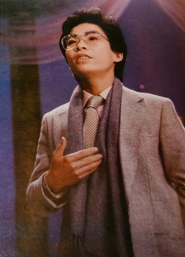 在春晚唱了一首歌, 之后离开乐坛, 今身价翻倍, 无偿捐献给祖国