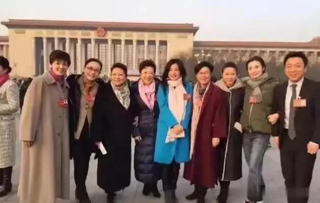 强烈建议减少娱乐圈明星人大代表数量！
他们到底能代表谁？
他们仅能代表文艺从业者