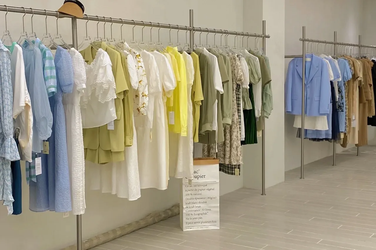 难怪实体服装店纷纷倒闭！前不久我到实体店逛街，看中一件上衣，本来老板要价210块