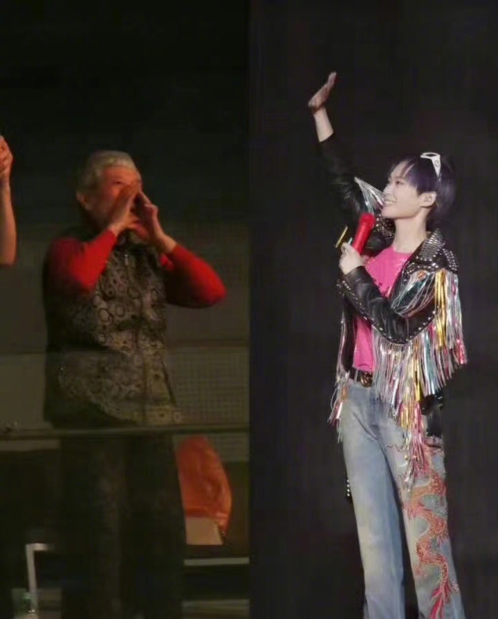 #夏奶奶去世# 李宇春粉丝夏奶奶去世，李宇春特意赶去上海送了夏奶奶最后一程。看了