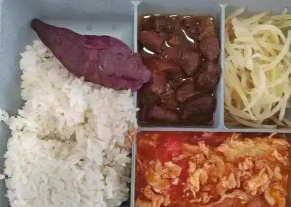 快要被生活压垮了，儿子终于升上高中。儿子上高一，每天的饭费至少100块，直接在卡