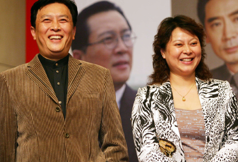 1990年除夕夜，唐国强的妻子洗完澡化完妆，穿上一身新衣，用一根绳子结束了自己的